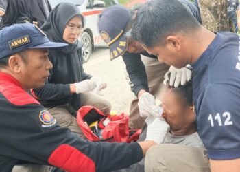 Tim Medis Damkar Bontang Evakuasi warga yang alami kecelakaan