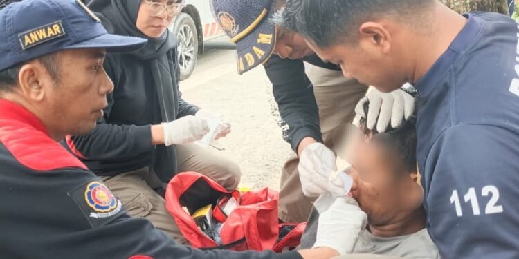 Tim Medis Damkar Bontang Evakuasi warga yang alami kecelakaan