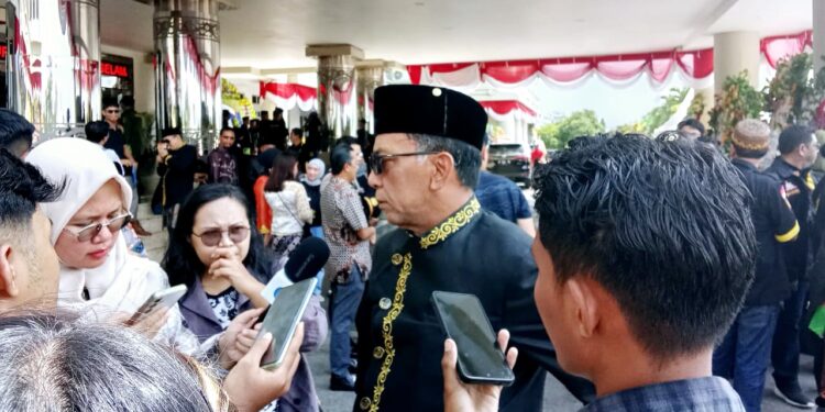 Kepala Dinas Koperasi Kutim, Teguh Budi Santoso, saat diwawancarai awak media