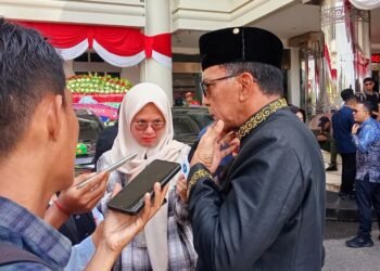 Sejumlah Wartawan lakulan wawancara Kepala Dinas Koperasi Kutim, Teguh Budi Santoso,