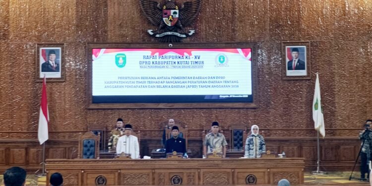 Rapat Paripurna ke-XV yang digelar di Ruang Sidang Utama DPRD Kutim, Kamis (27/11/2025).