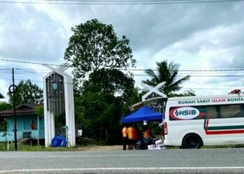 Petugas dan kendaraan medis bersiaga di area pintu masuk kawasan Desa Martadinata saat pelaksanaan Bontang International Ultra Trail 2025, Minggu (30/11/2025).