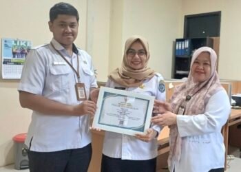 Hana dari DPMPTSP Bontang Raih Penghargaan 10 Terbaik Lomba Arsiparis Teladan (Tengah).