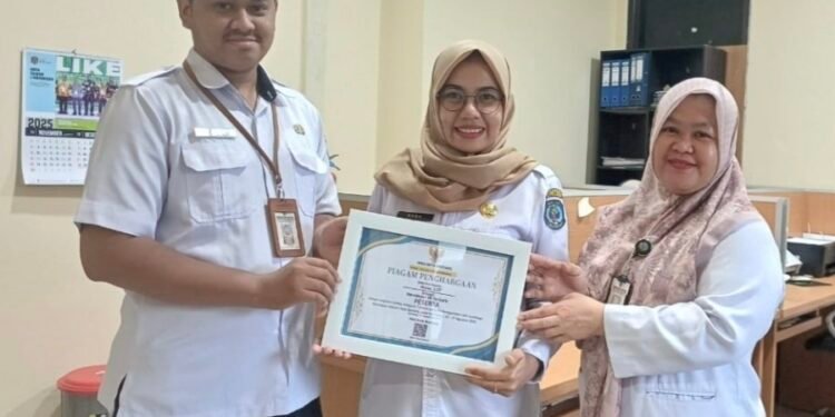 Hana dari DPMPTSP Bontang Raih Penghargaan 10 Terbaik Lomba Arsiparis Teladan (Tengah).