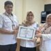 Hana dari DPMPTSP Bontang Raih Penghargaan 10 Terbaik Lomba Arsiparis Teladan (Tengah).