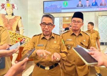 Bupati Kutai Timur, Ardiansyah Sulaiman dan Wakilnya saat ditemui awak media