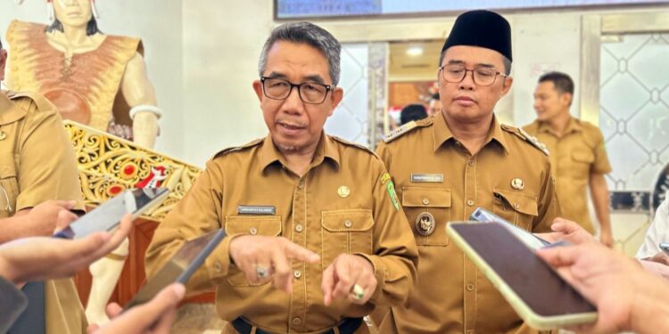 Bupati Kutai Timur, Ardiansyah Sulaiman dan Wakilnya saat ditemui awak media