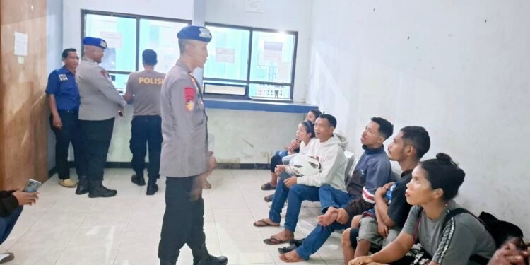 Pihak kepolisian lakukan mediasi soal Penumpang yang hendak melakukan perjalanan mudik untuk menyambut pergantian Tahun Baru ditipu sopir