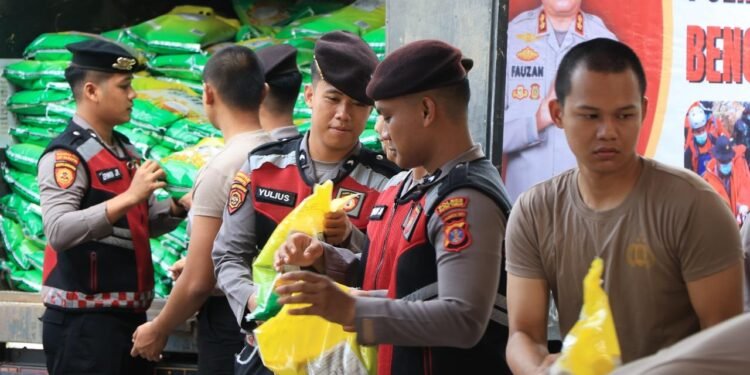 Personel Polres Kutim menata bantuan logistik sebelum dikirim ke lokasi bencana di Sumatra. (Dok. Polres Kutai Timur)