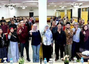 Anggota DPRD Kaltim, Shemmy Permata Sari, Foto bersama dengan peserta sosialisasi