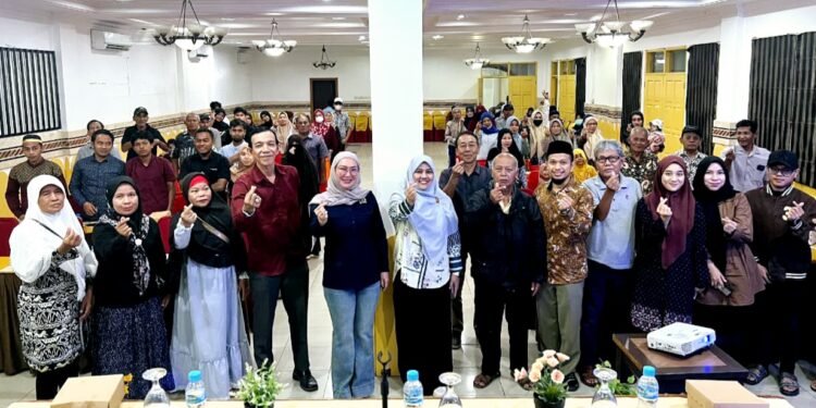 Anggota DPRD Kaltim, Shemmy Permata Sari, Foto bersama dengan peserta sosialisasi