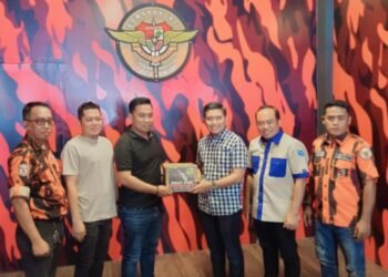 Ketua Forum Anak Bontang (FAB) serahkan dana ke Andi Faizal Sofyan Hasdam sebagai Ketua Majelis Pimpinan Cabang (MPC) Pemuda Pancasila Kota Bontang