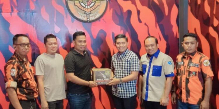 Ketua Forum Anak Bontang (FAB) serahkan dana ke Andi Faizal Sofyan Hasdam sebagai Ketua Majelis Pimpinan Cabang (MPC) Pemuda Pancasila Kota Bontang