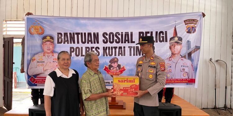 Polsek Sangkulirang bagikan bantuan sosial ke warga (Dok. Polsek Sangkulirang)