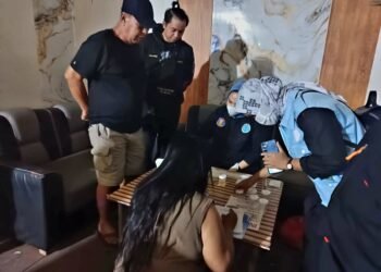 Tim Terpadu P4GN Kota Bontang melakukan pemeriksaan kesehatan terhadap pengunjung dan pekerja tempat karaoke.