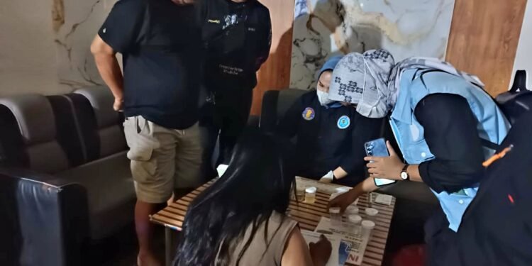 Tim Terpadu P4GN Kota Bontang melakukan pemeriksaan kesehatan terhadap pengunjung dan pekerja tempat karaoke.