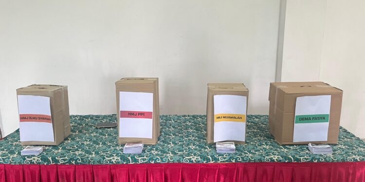 Kontak suara pelaksanaan Pemilihan Umum Raya (Pemira) Fakultas Syariah yang digelar pada Kamis (17/12/2025).