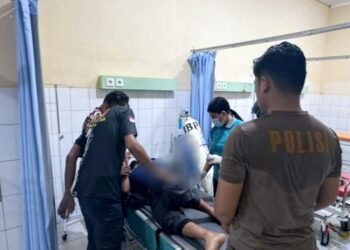 Pihak kepolisian evakuasi tiga warga mengalami luka-luka setelah diduga tersambar petir.