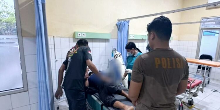 Pihak kepolisian evakuasi tiga warga mengalami luka-luka setelah diduga tersambar petir.