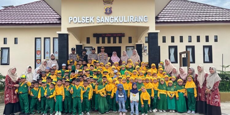 Polsek Sangkulirang terima kunjungan TK ABA 1 (dok: Polsek Sangkulirang)