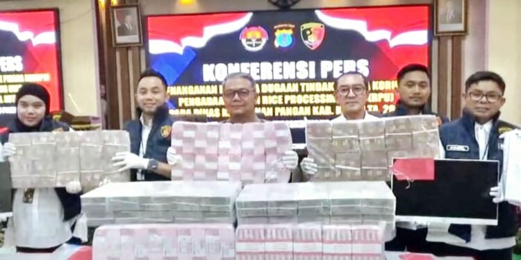 Direktur Reskrimsus Polda Kaltim, dalam konferensi pers di Mapolda Kaltim, memperlihatkan uang sebanyak Rp7 Miliar yang berhasil diselamatkan dalam proyek pengadaan RPU Distan Kutim TA 2024, Rabu (3/12/2025) (Dok: Han/katakaltim)