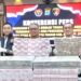 Direktur Reskrimsus Polda Kaltim, dalam konferensi pers di Mapolda Kaltim, memperlihatkan uang sebanyak Rp7 Miliar yang berhasil diselamatkan dalam proyek pengadaan RPU Distan Kutim TA 2024, Rabu (3/12/2025) (Dok: Han/katakaltim)