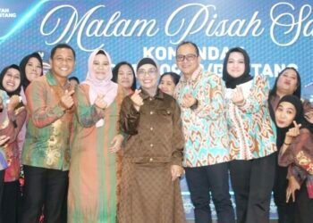 Foto bersama Wali Kota Bontang, Neni Moernaeni dengan Dandim Baru dan lama