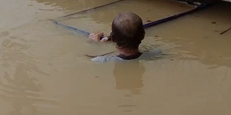 Kondisi banjir di bawah rumah warga Desa Santan Tengah Kukar
