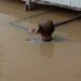 Kondisi banjir di bawah rumah warga Desa Santan Tengah Kukar