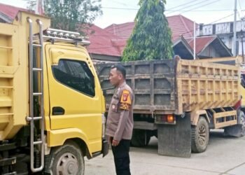 Personel Bhabinkamtibmas Kelurahan Tanjung Laut Indah, Bripka Andi Era Pramu Satria, melakukan kegiatan himbauan keselamatan kepada para sopir truk yang melintas di Jalan Pelabuhan, Kamis (11/12/2025).