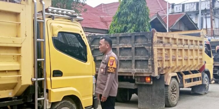 Personel Bhabinkamtibmas Kelurahan Tanjung Laut Indah, Bripka Andi Era Pramu Satria, melakukan kegiatan himbauan keselamatan kepada para sopir truk yang melintas di Jalan Pelabuhan, Kamis (11/12/2025).