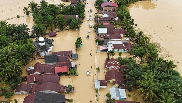 Banjir di Utara Sumatera: (ANTARA FOTO/Syifa Yulinnas)