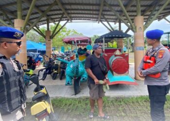 Polairud Polres Kutai Kartanegara melakukan pengamanan di objek wisata Pulau Kumala, Kecamatan Tenggarong, selama libur Tahun Baru 2026.