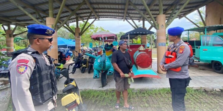 Polairud Polres Kutai Kartanegara melakukan pengamanan di objek wisata Pulau Kumala, Kecamatan Tenggarong, selama libur Tahun Baru 2026.