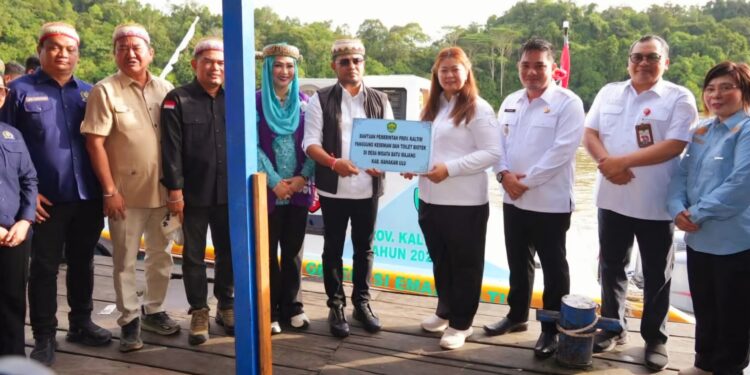 Gubernur Kaltim Serahkan Ambulans Air di Mahakam Ulu