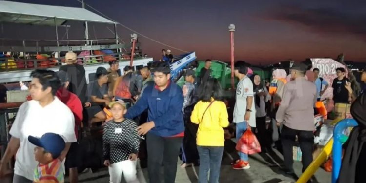Proses Evakuasi Penumpang Kapal Wisata KM Teman Bejalanan