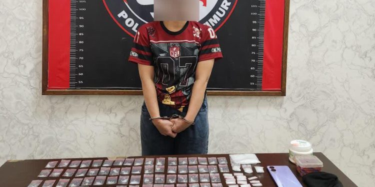 Seorang perempuan diduga pengedar narkotika diamankan Satresnarkoba Polres Kutim di Kecamatan Kongbeng bersama barang bukti. (Dok. Polres Kutim)
