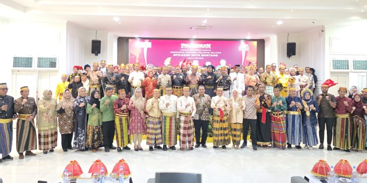 Foto bersama pengurus KKSS Bontang yang di nahkodai Andi Faizal