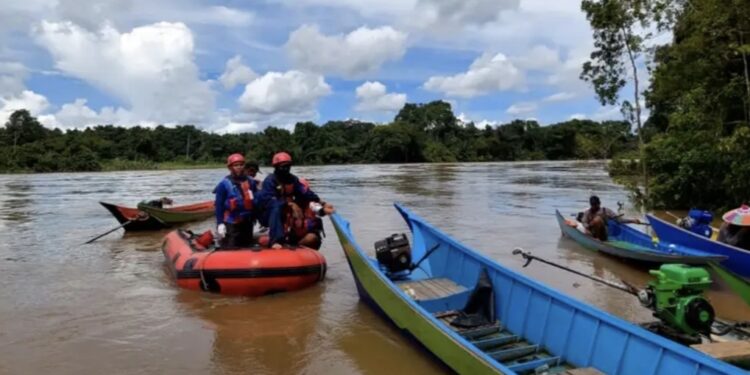 Polsek Kembang Janggut memimpin operasi pencarian warga yang dilaporkan tenggelam di Sungai Belayan, Rabu (14/1/2026).