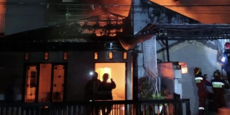 Kebakaran di Gang Jamhari, Jalan Lambung Mangkurat, Kecamatan Sungai Pinang, menghanguskan empat rumah, Minggu (25/1) dini hari.