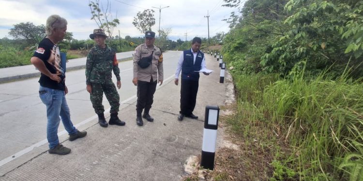 Bhabinkamtibmas Kelurahan Bontang Lestari, Bripka Syamsiar Fadly, mendampingi pengecekan lapangan terkait persoalan lahan, Rabu (14/1/2026) sekitar pukul 14.30 WITA.