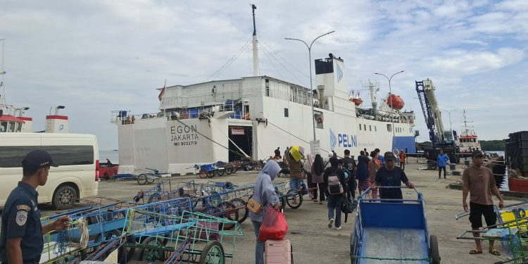 Kondisi para penumpang di pelabuhan Loktuan Bontang beberapa bulan lalu