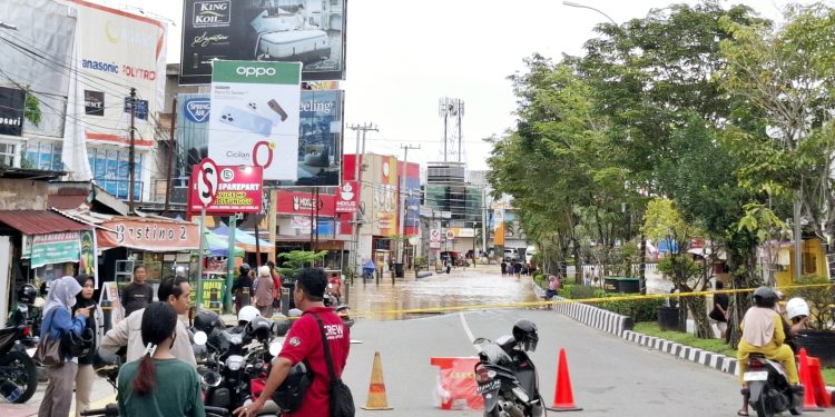 Kondisi Jalan Ahmad Yani di Bontang Ditutup akibat banjir