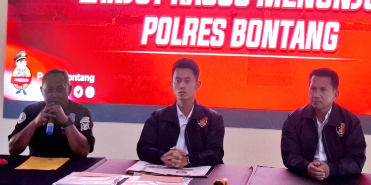 Konferensi pers Polres Bontang terkait Kasus investasi