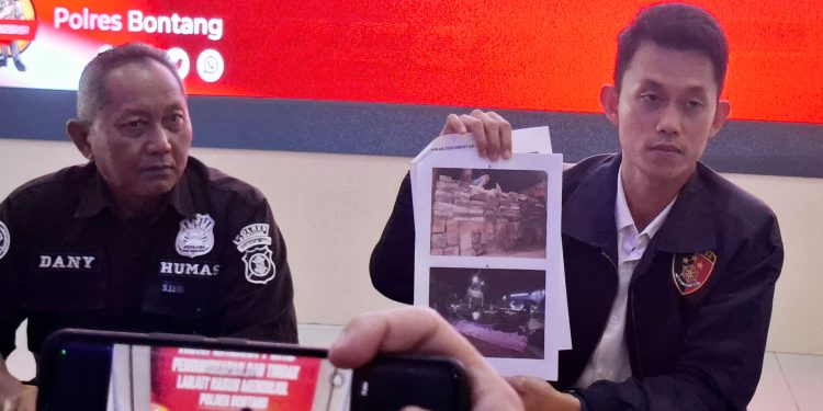 Konferensi Pers Polres Bontang soal kasus kayu ilegal