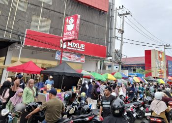 Ramainya warga berburu takjil hari pertama buka puasa