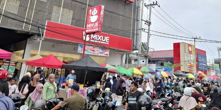Ramainya warga berburu takjil hari pertama buka puasa