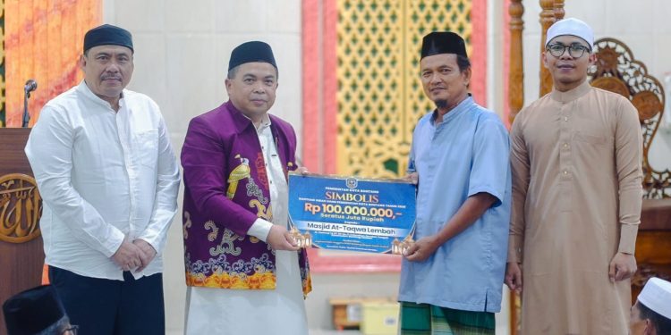 Wawali Agus Haris bersama Pj Sekda Akhmad Suharto menyerahkan bantuan Rp100 juta untuk Masjid At Taqwa.