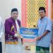 Wawali Agus Haris bersama Pj Sekda Akhmad Suharto menyerahkan bantuan Rp100 juta untuk Masjid At Taqwa.