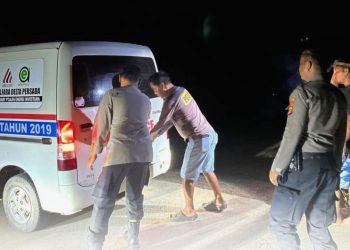 Warga dan Polsek Anggana Kukar lakukan evakuasi jenazah